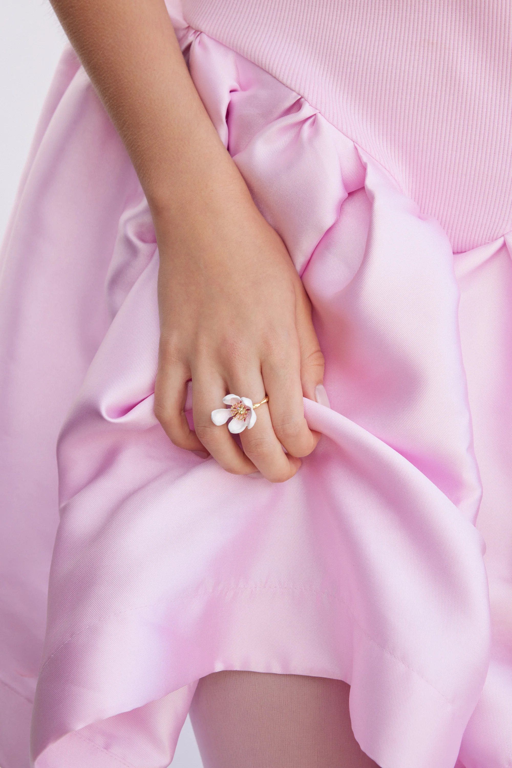 Bague ajustable fleur blanche du japon et pétale - Image 2