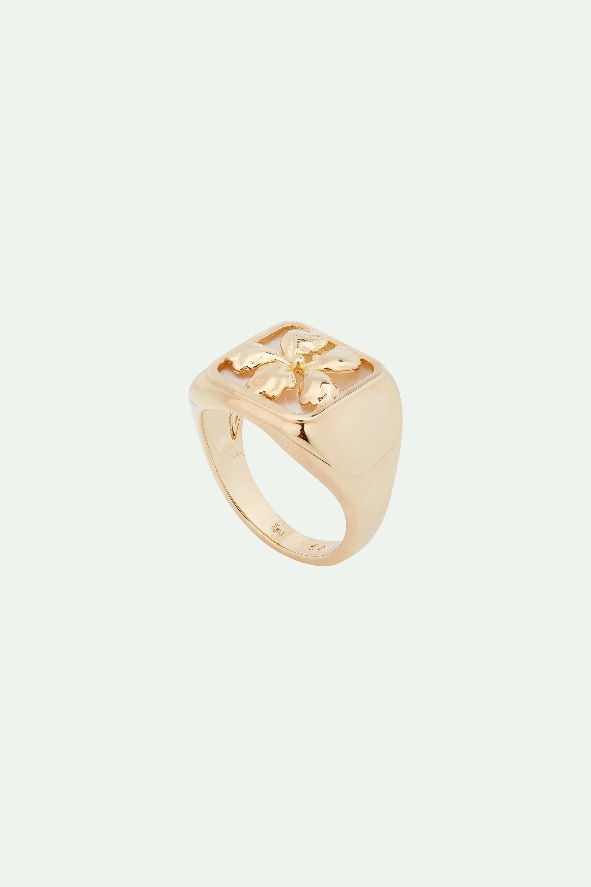 Bague iris doré sur plaque de nacre