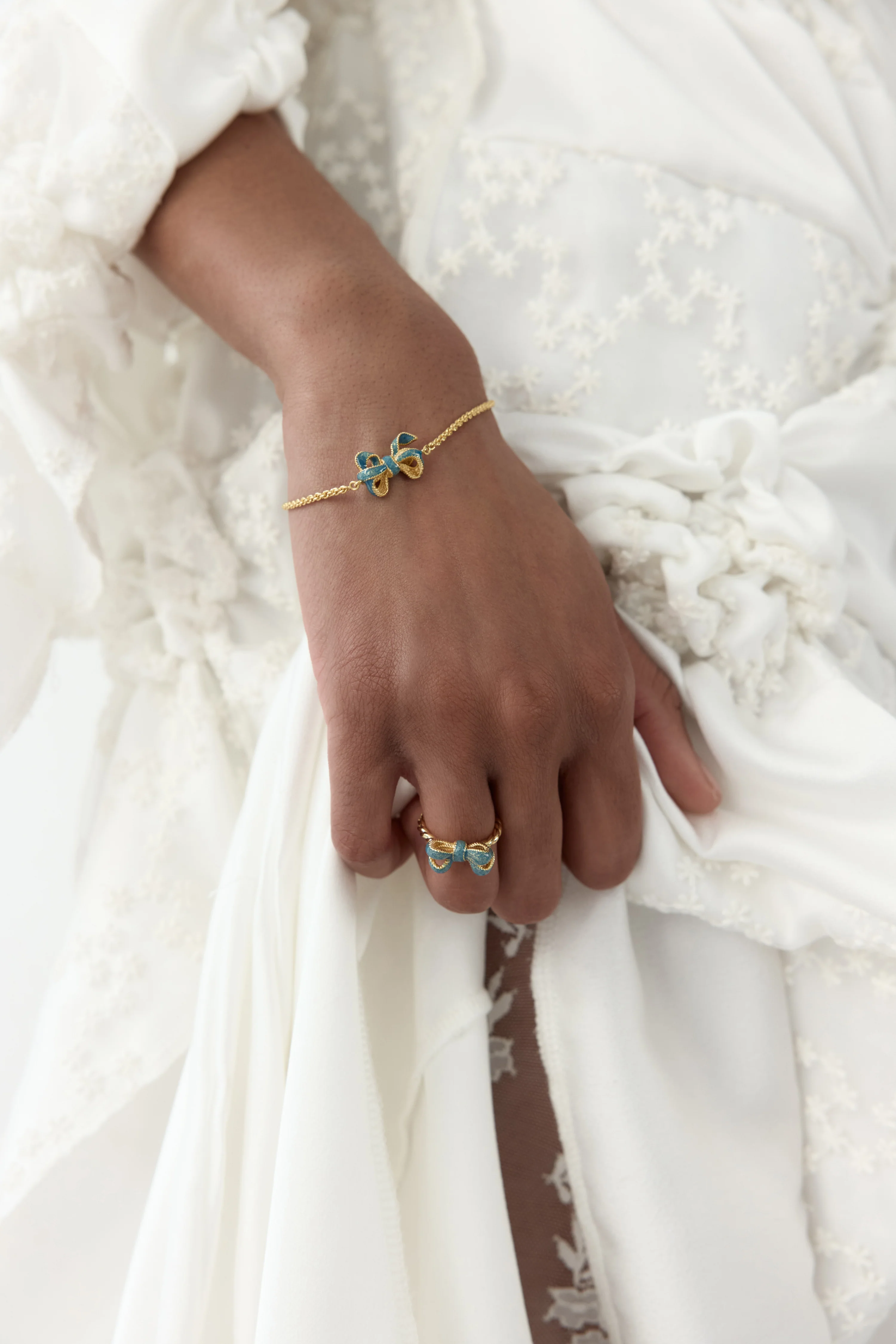 Bague nœud bleu et motifs floraux dorés - Image 10
