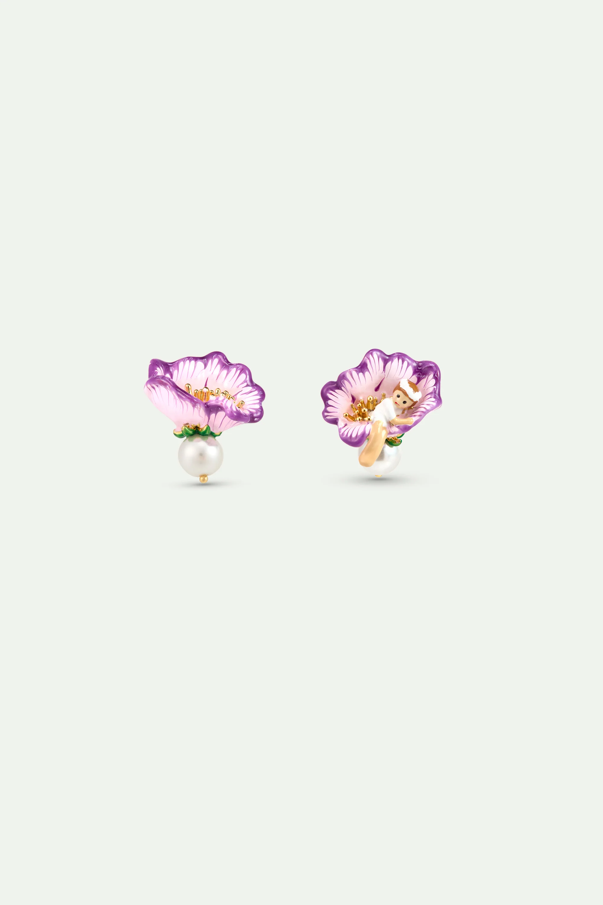 Boucles d'oreilles asymétriques fleur de mauve, Petite Poucette et perle fantaisie