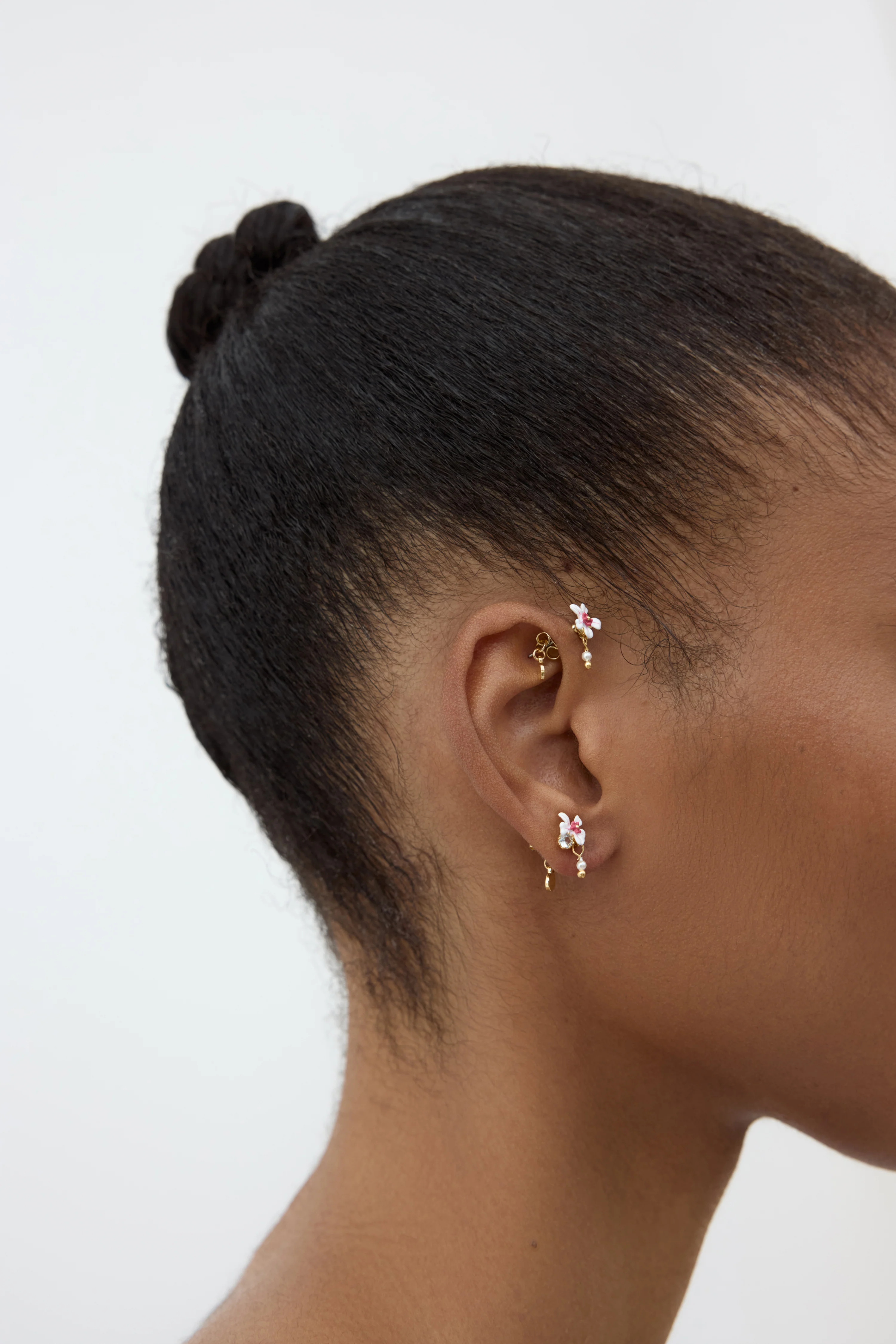 Boucles d'oreilles aubépine blanche et rose, cristal bleu et perle de culture - Image 2