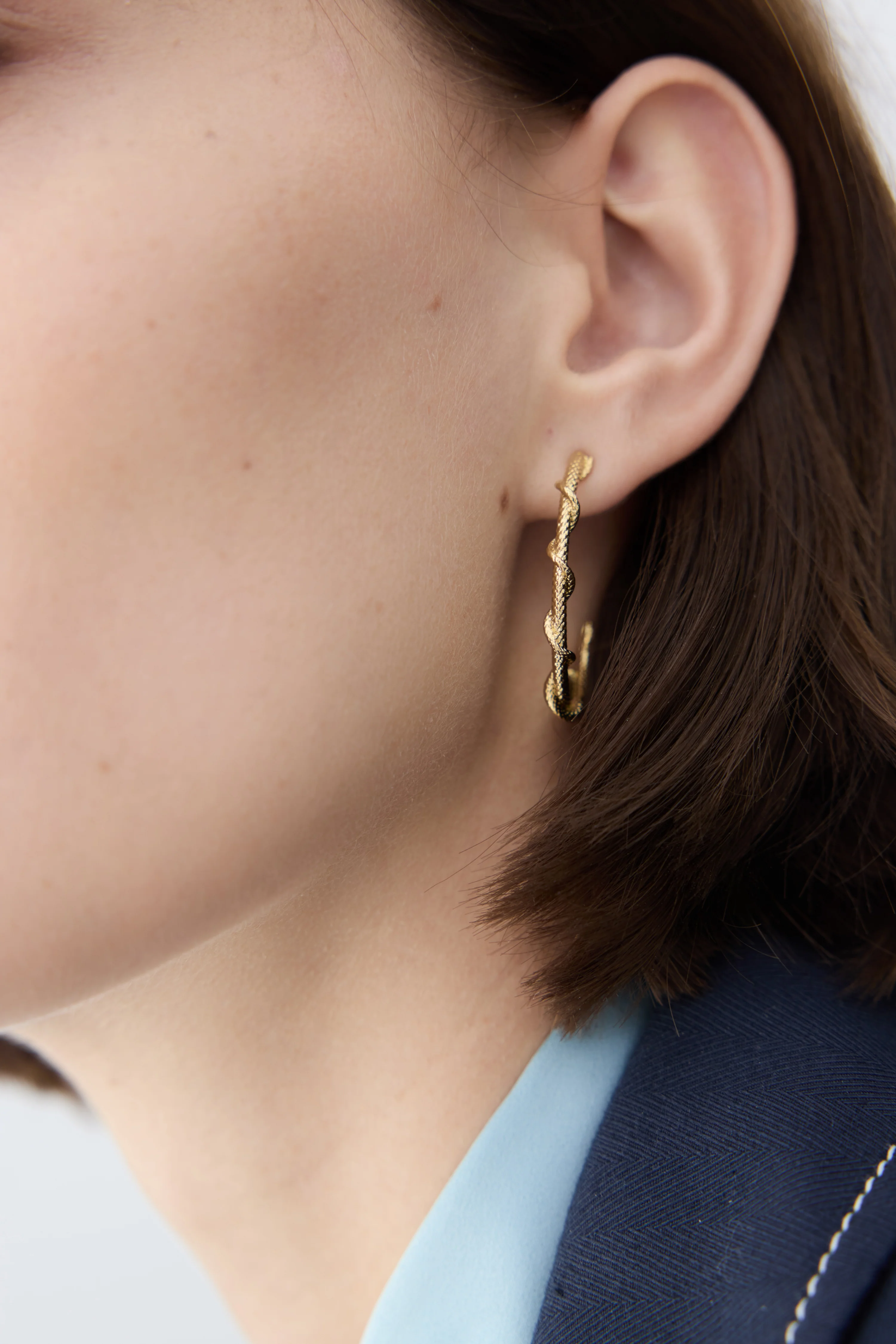 Boucles d'oreilles créoles tiges serpent doré - Image 4