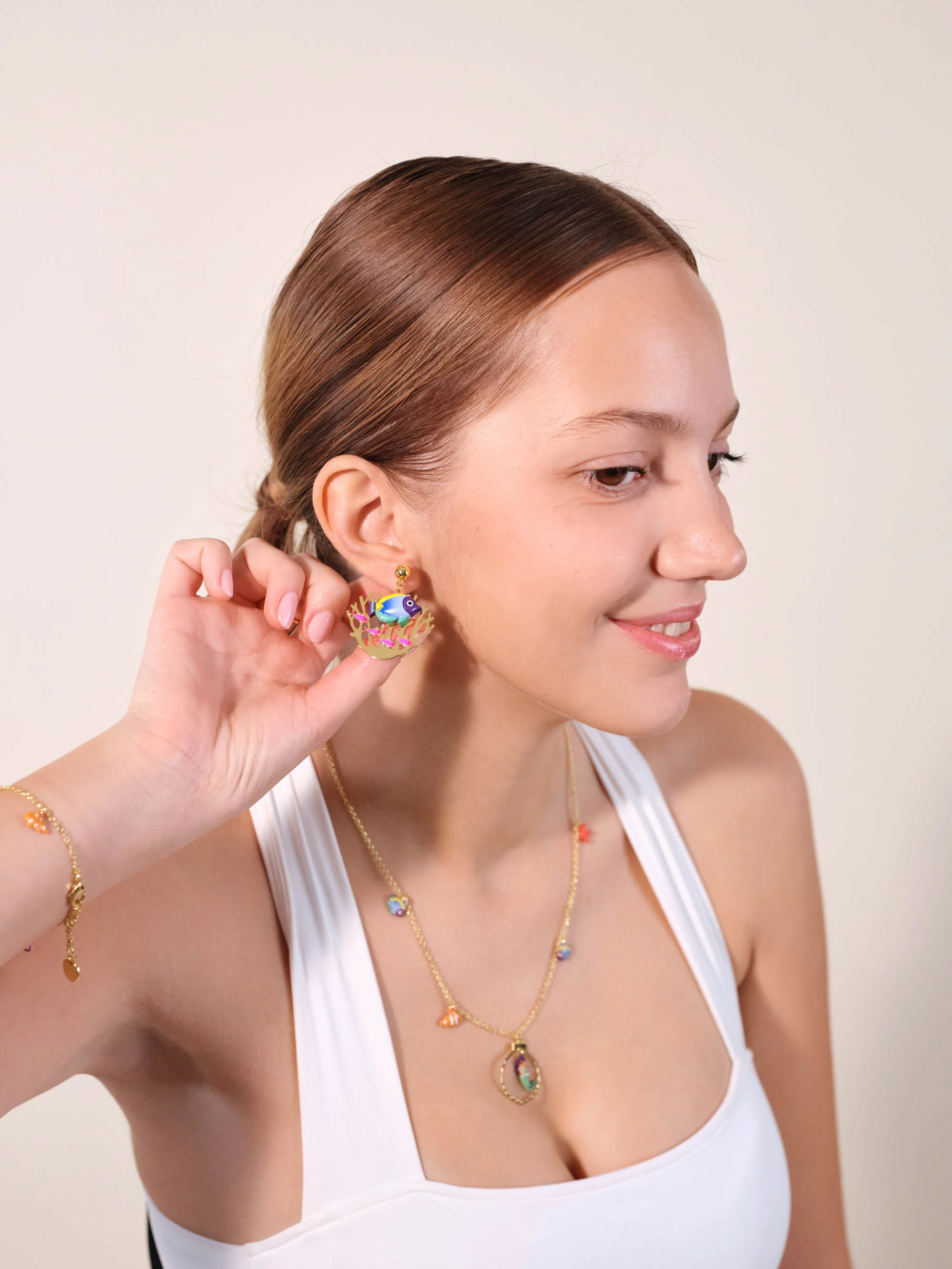 Boucles d'oreilles dorées poissons et corail - Image 2