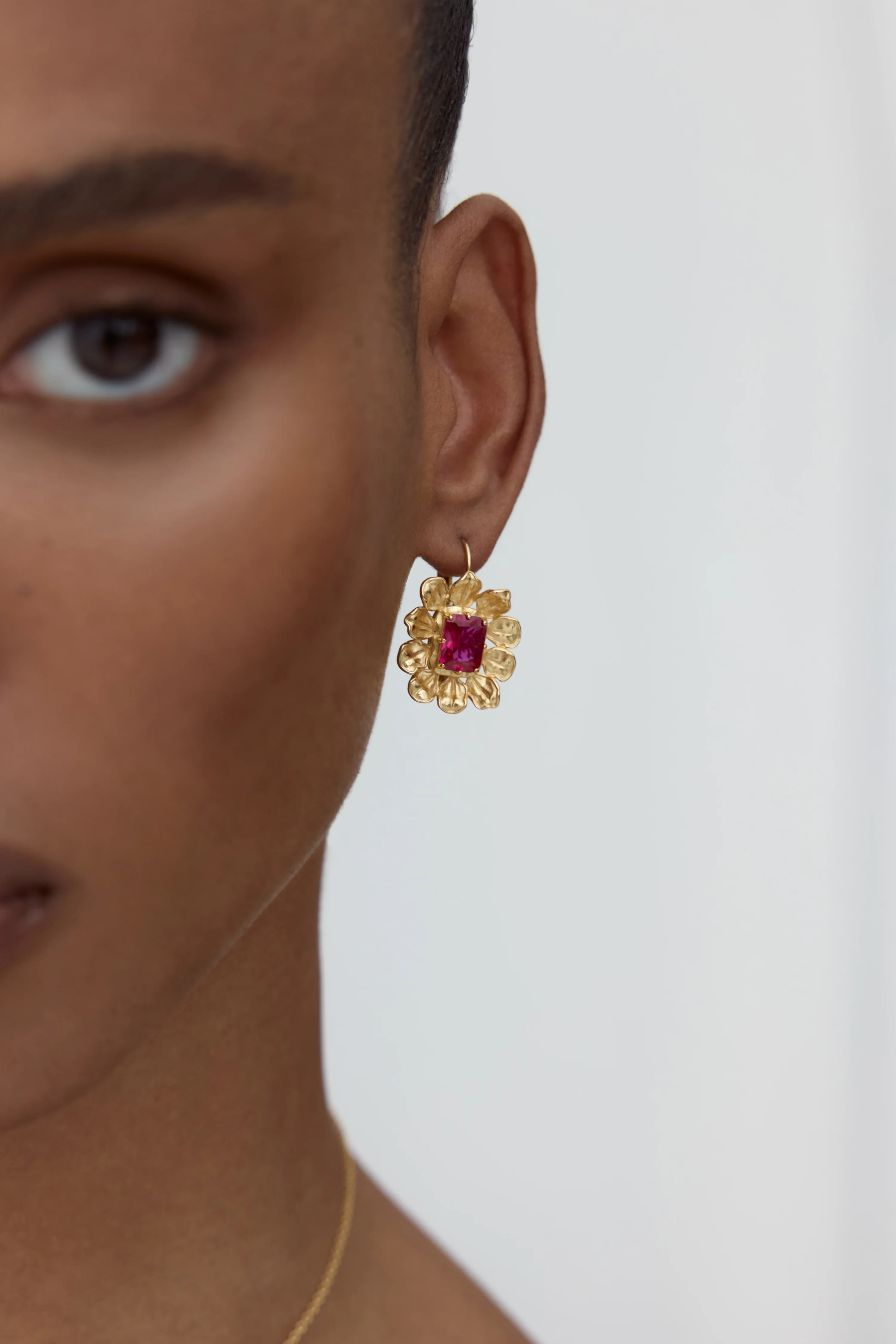 Boucles d'oreilles dormeuses anémone dorée et pierre rose