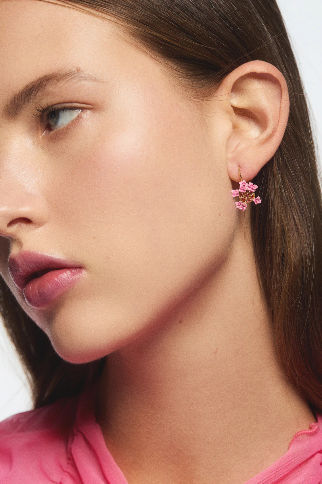 Boucles d'oreilles dormeuses cristaux roses et dorés, fleurs d'hortensia - Image 2