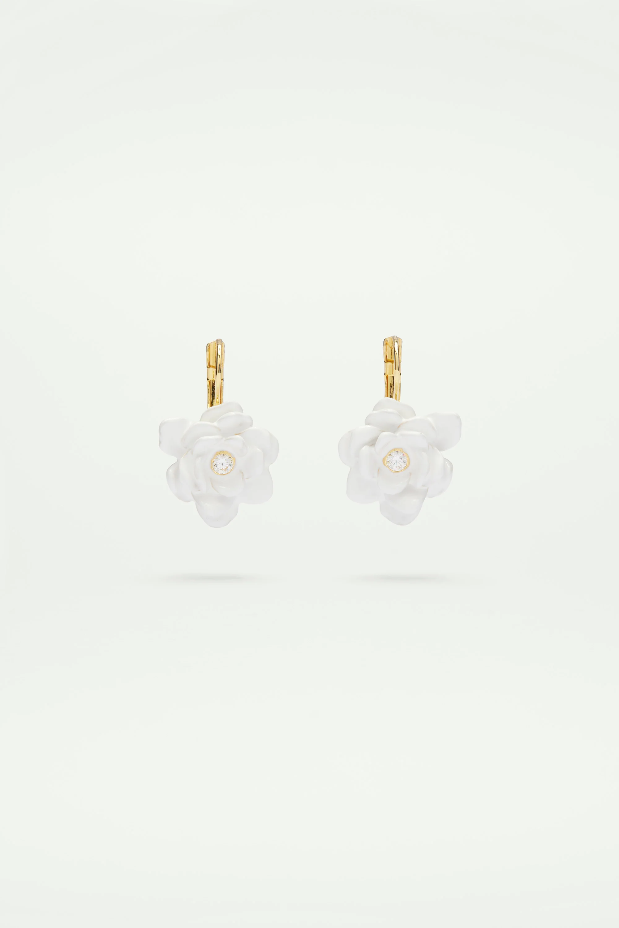 Boucles d'oreilles dormeuses gardénia et pierre taillée