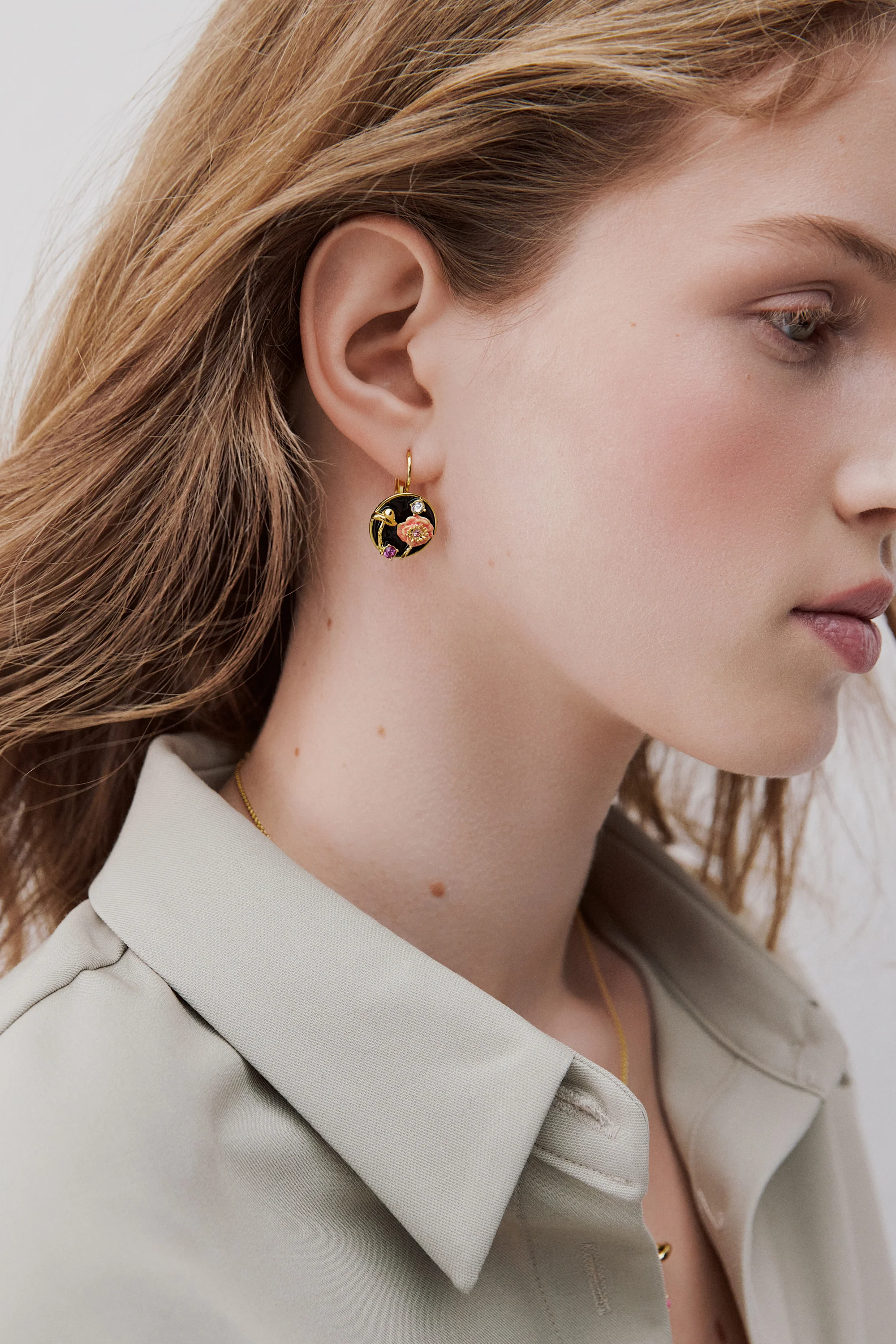 Boucles d'oreilles dormeuses médaillon noir champignon, anémone et cristaux