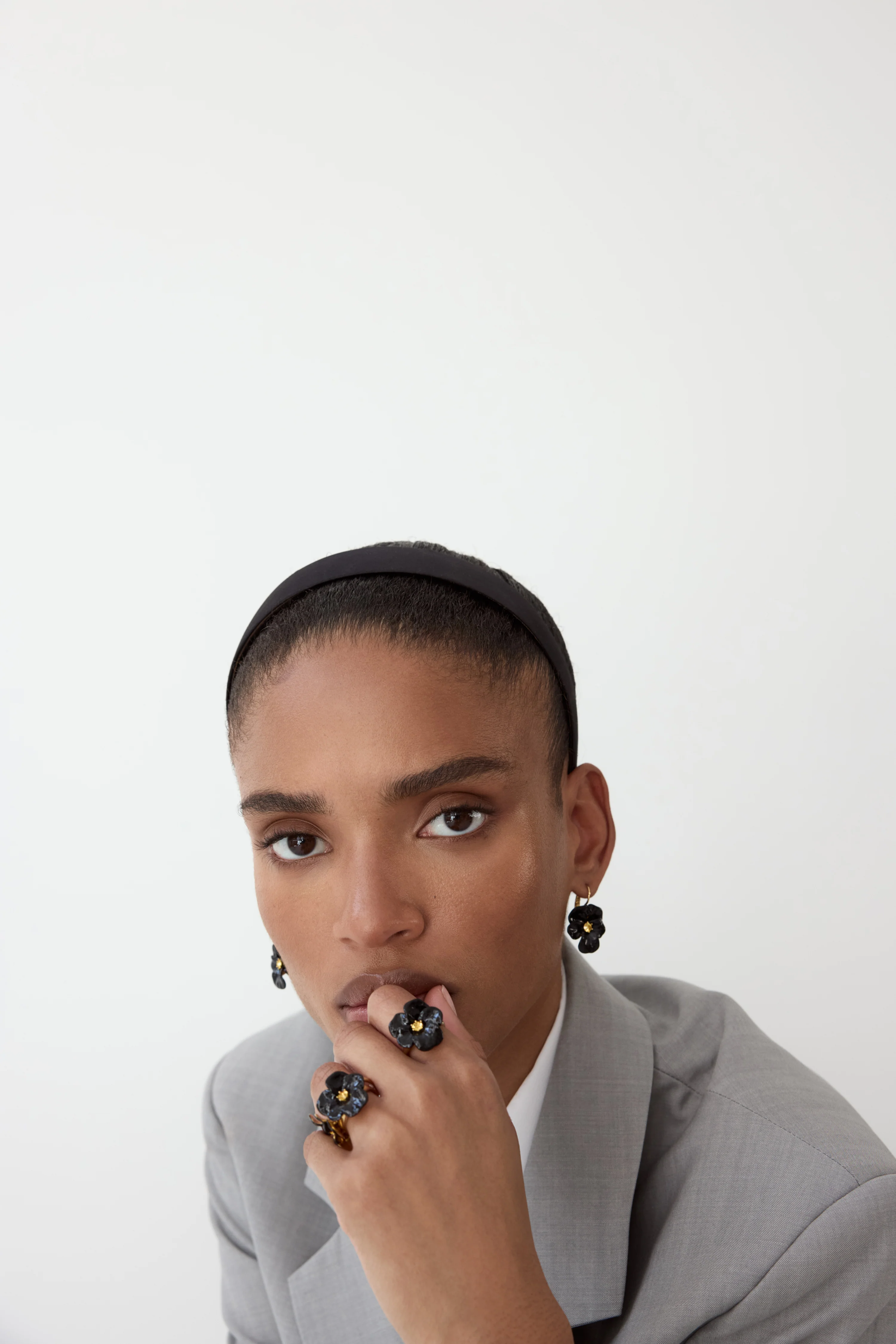 Boucles d'oreilles dormeuses pensée noire et cristal taillé - Image 2