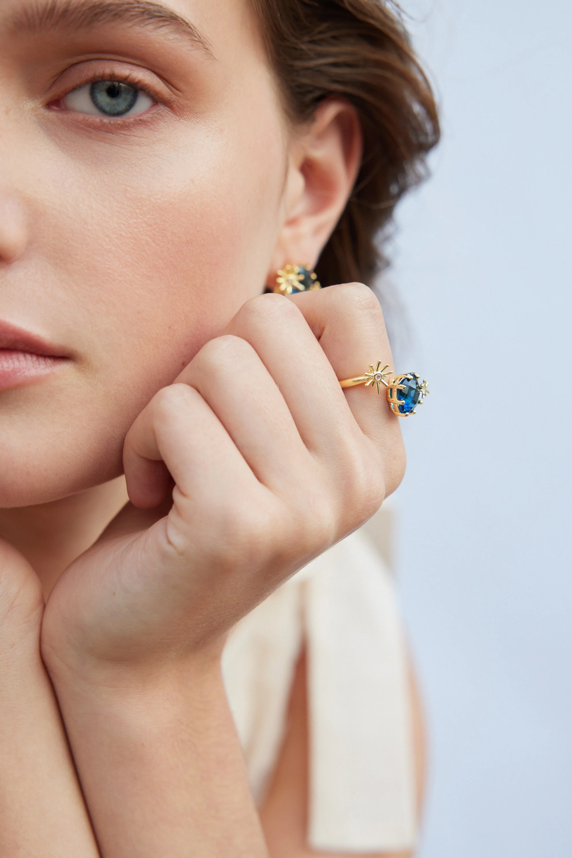 Boucles d'oreilles étoiles dorées et pierre carrée - Image 2