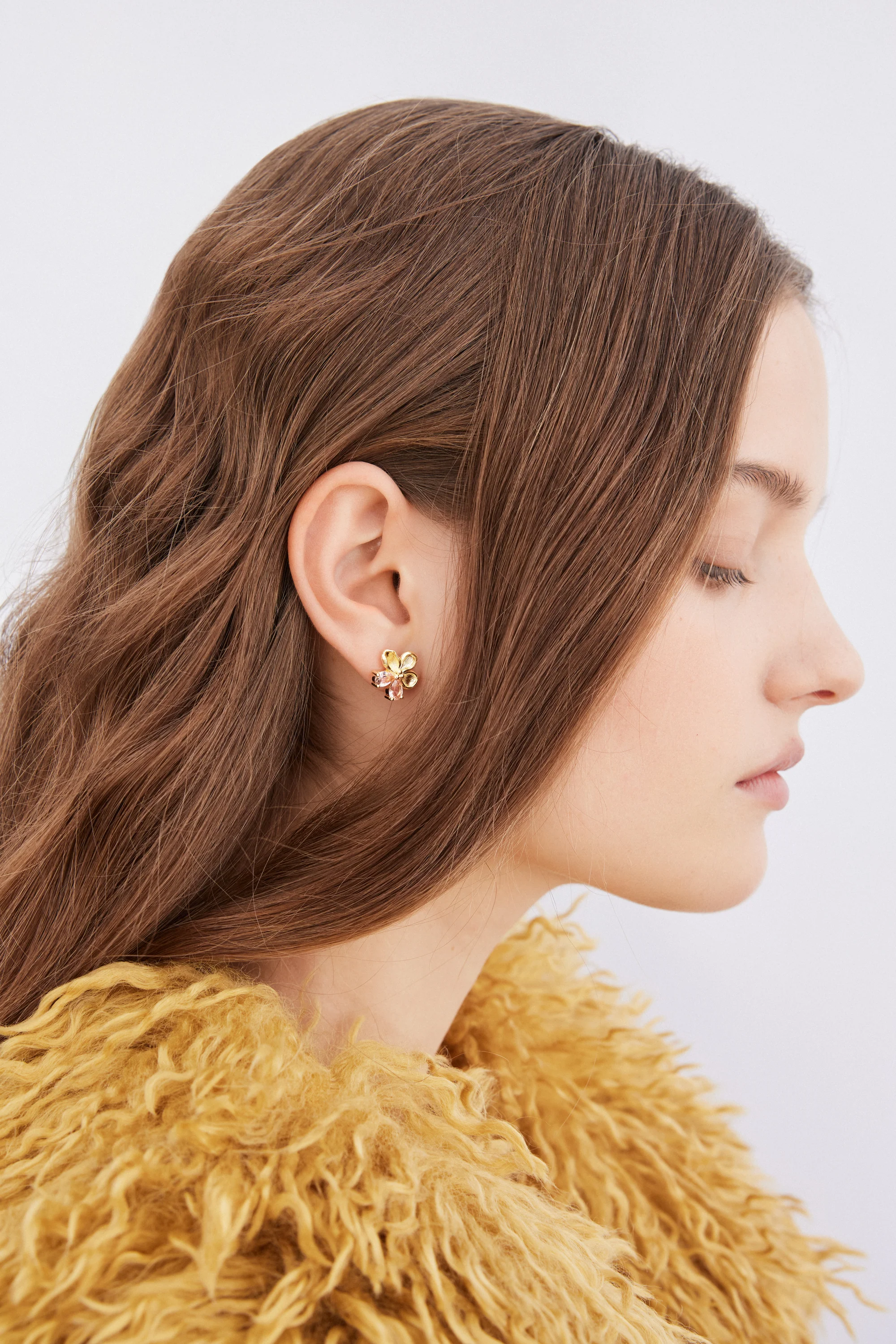 Boucles d'oreilles tiges dorées fleur de cerisier et pierres roses - Image 2