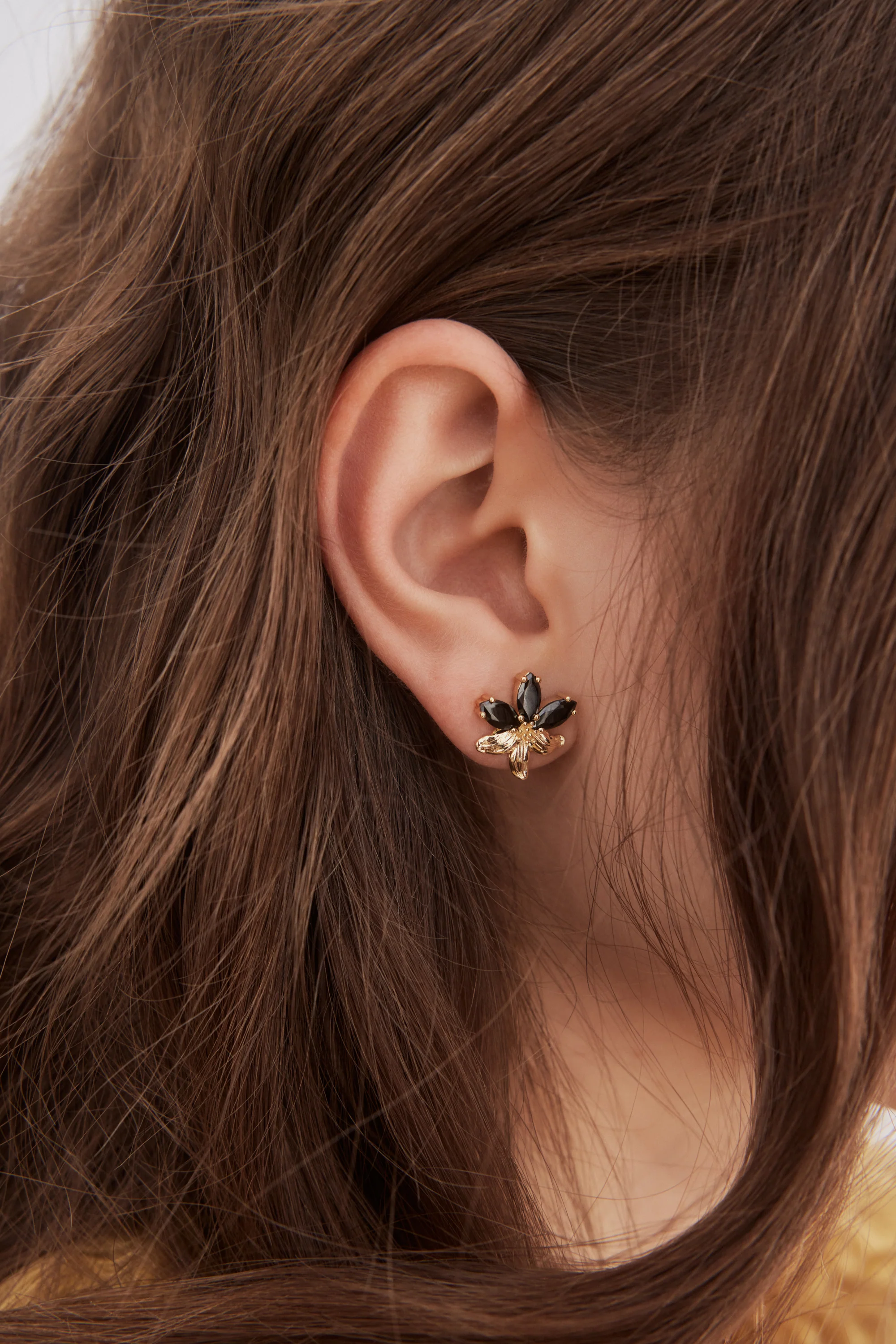 Boucles d'oreilles tiges dorées lys et pierres noires - Image 2