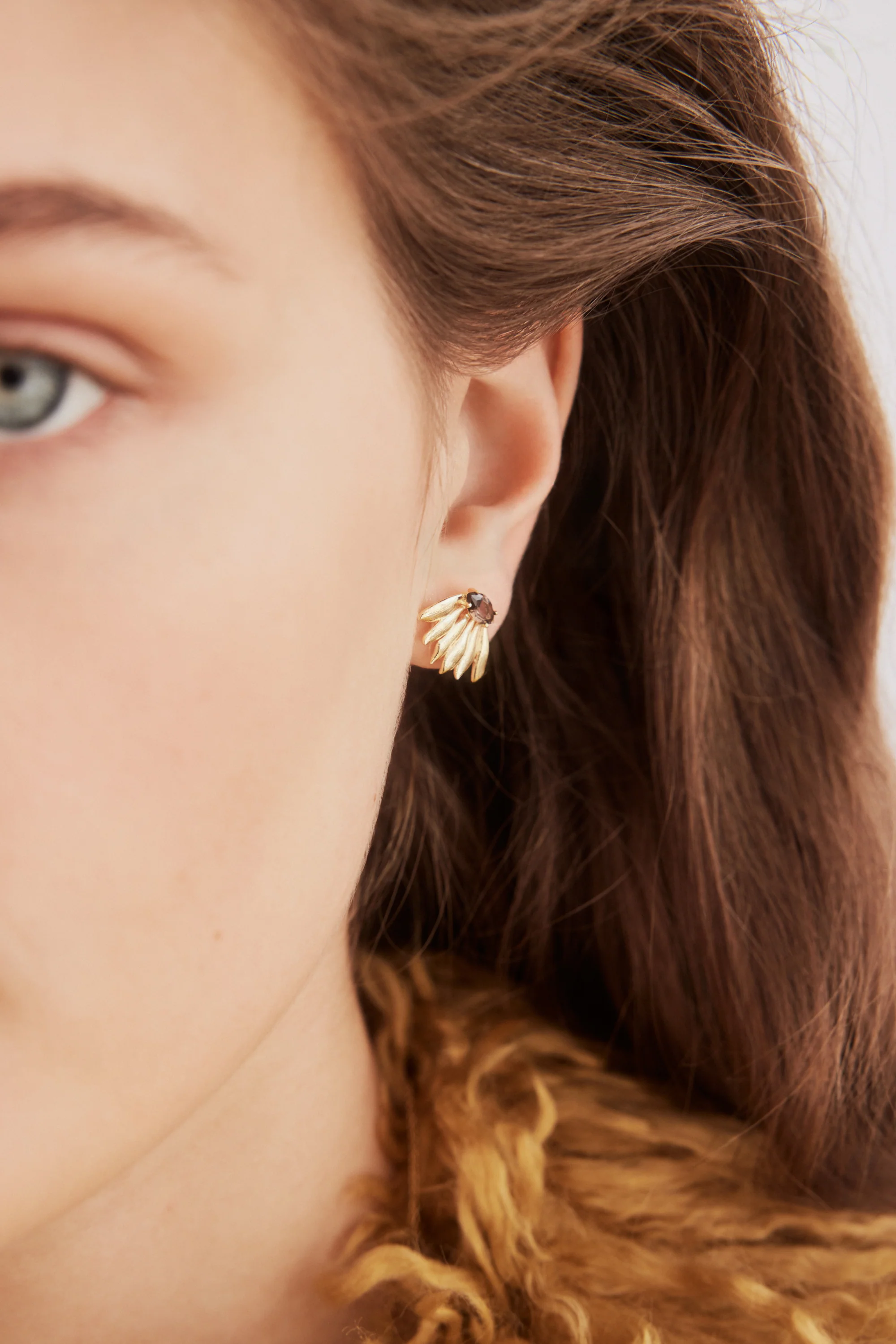 Boucles d'oreilles tiges dorées tournesol et pierre violette - Image 2