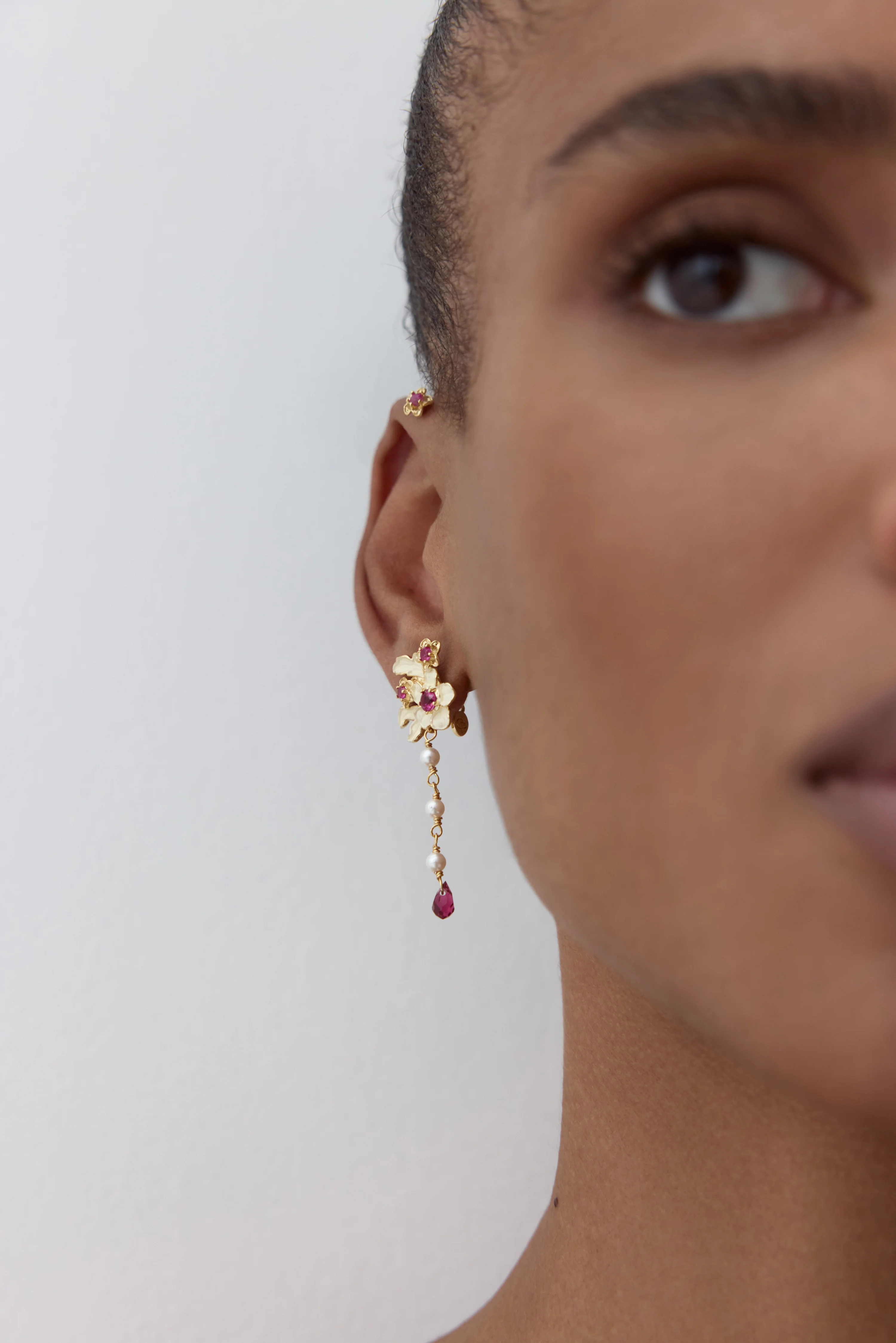 Boucles d'oreilles tiges petite anémone dorée et cristal rose - Image 3