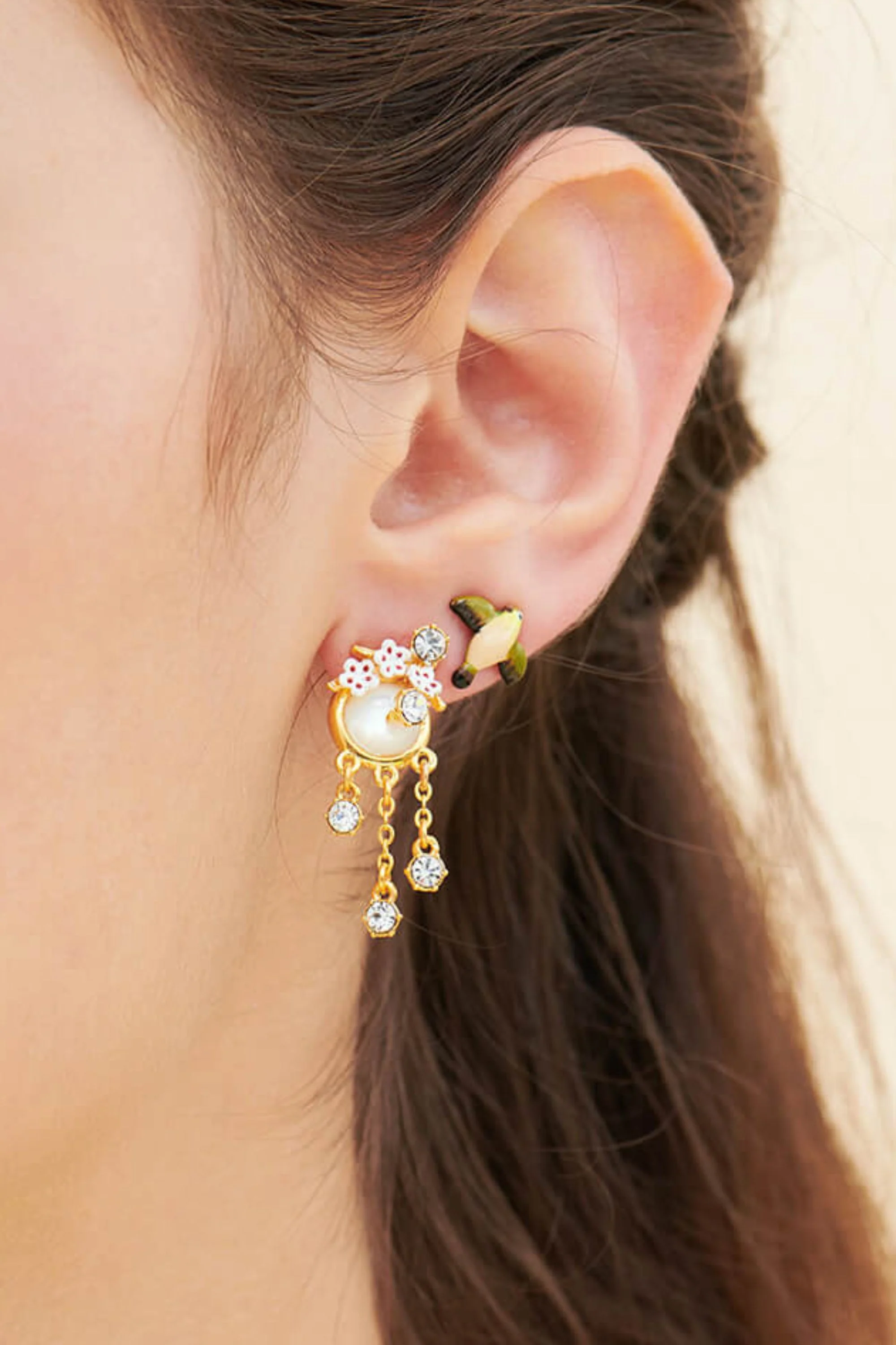 Boucles d'oreilles tiges pierre ronde blanche, fleurs de cerisier et cristaux - Image 2