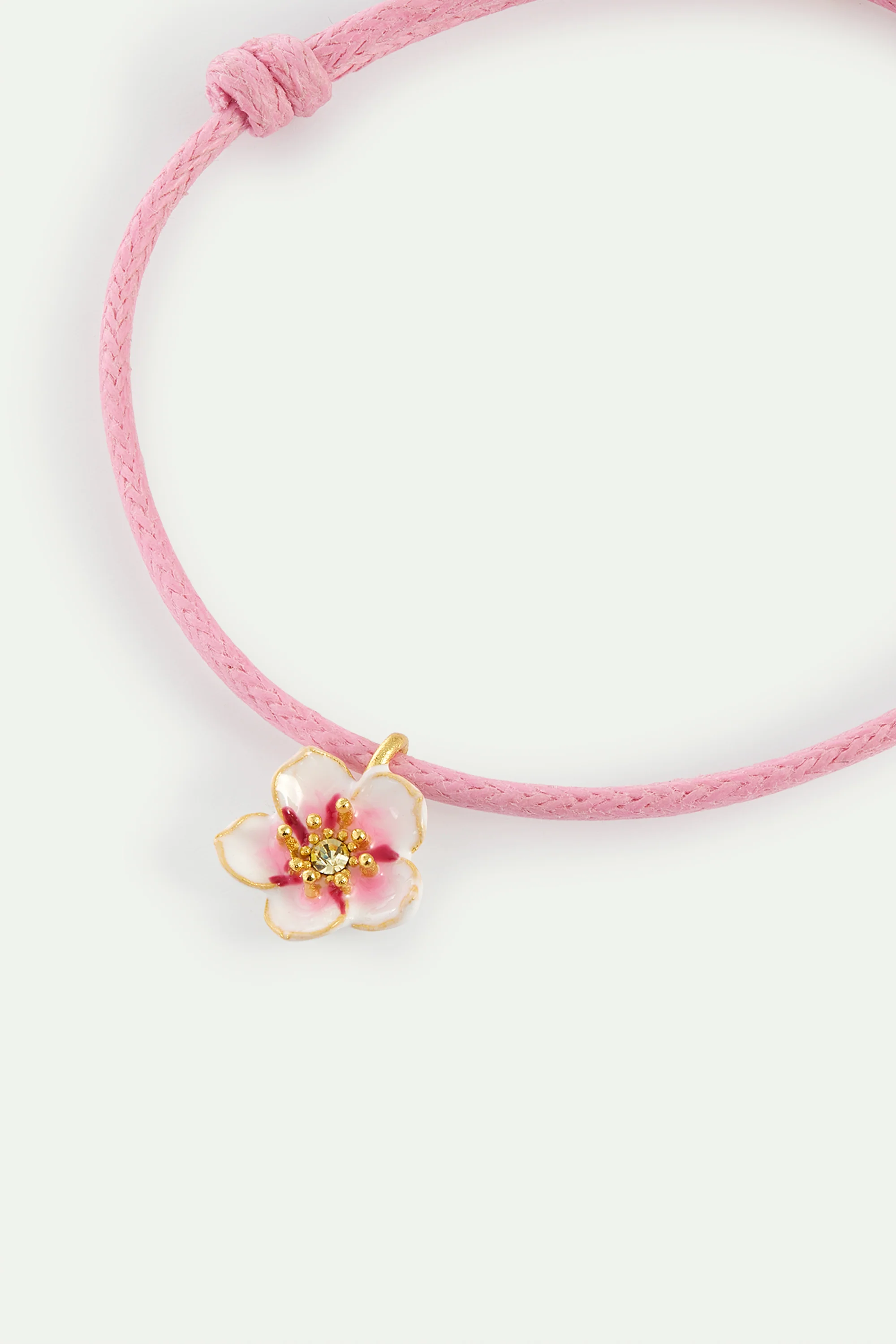Bracelet cordon rose et mini fleur blanche de cerisier - Image 3