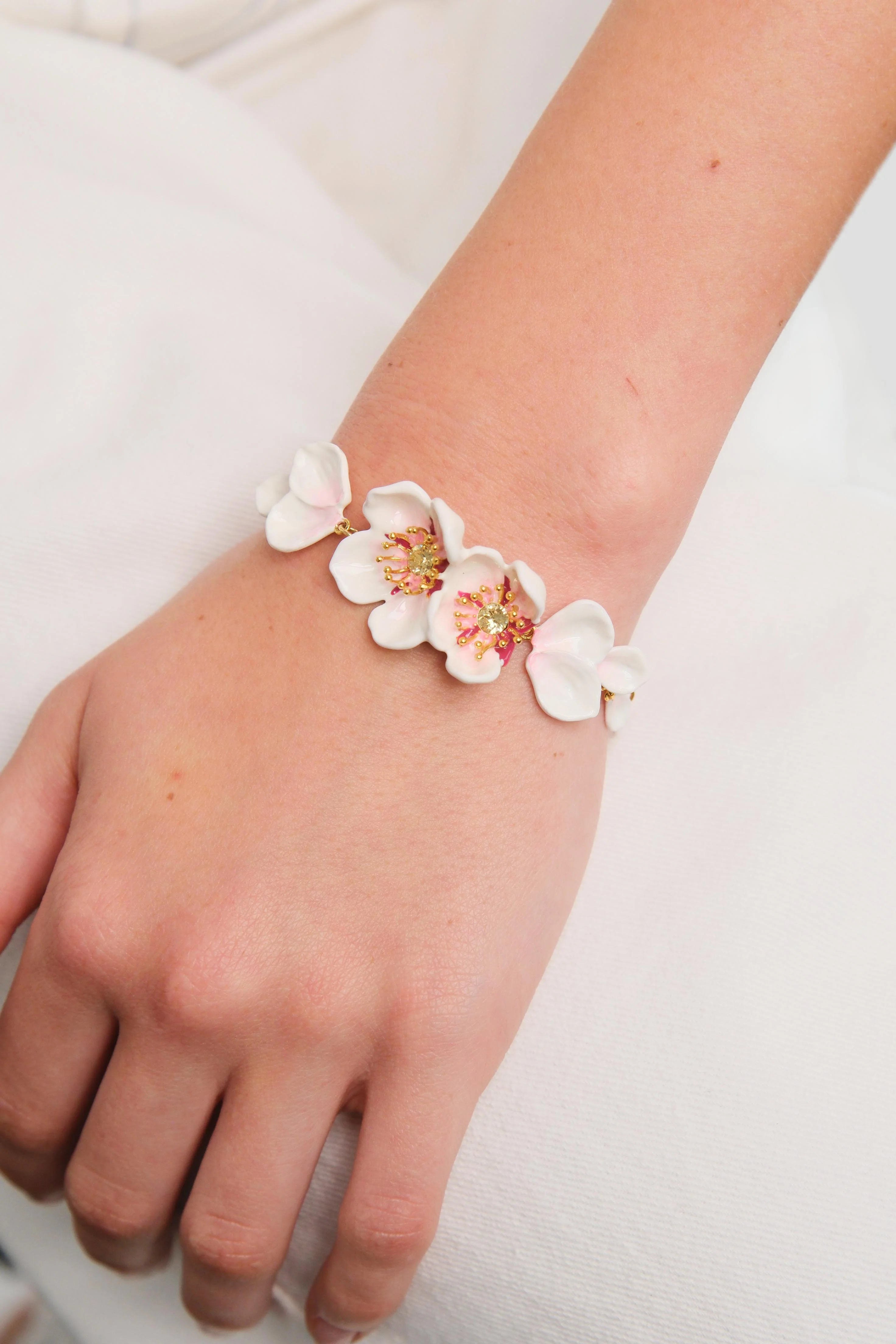 Bracelet fin fleurs blanches du japon et pétales - Image 2