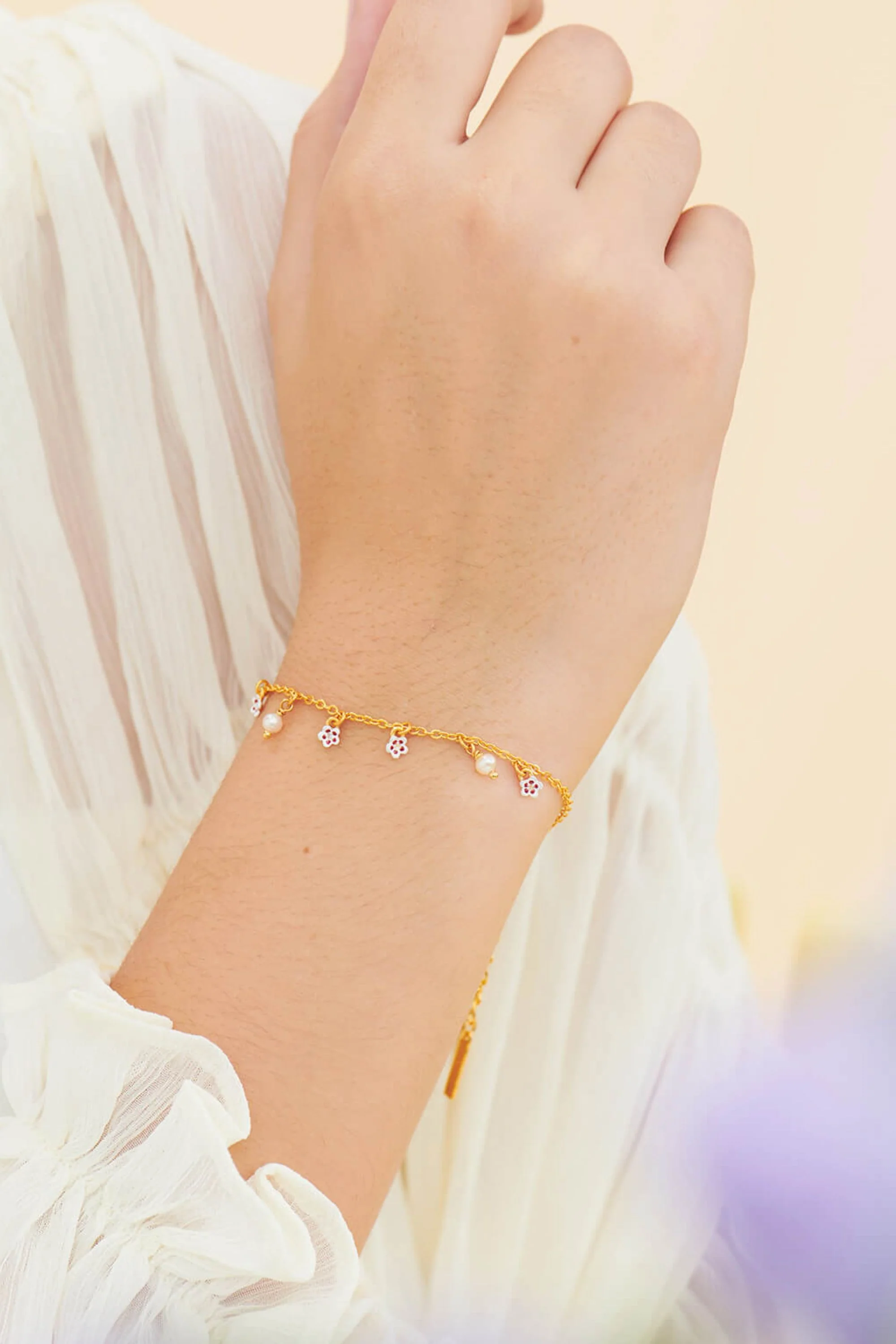 Bracelet fin fleurs de cerisier et perles - Image 2