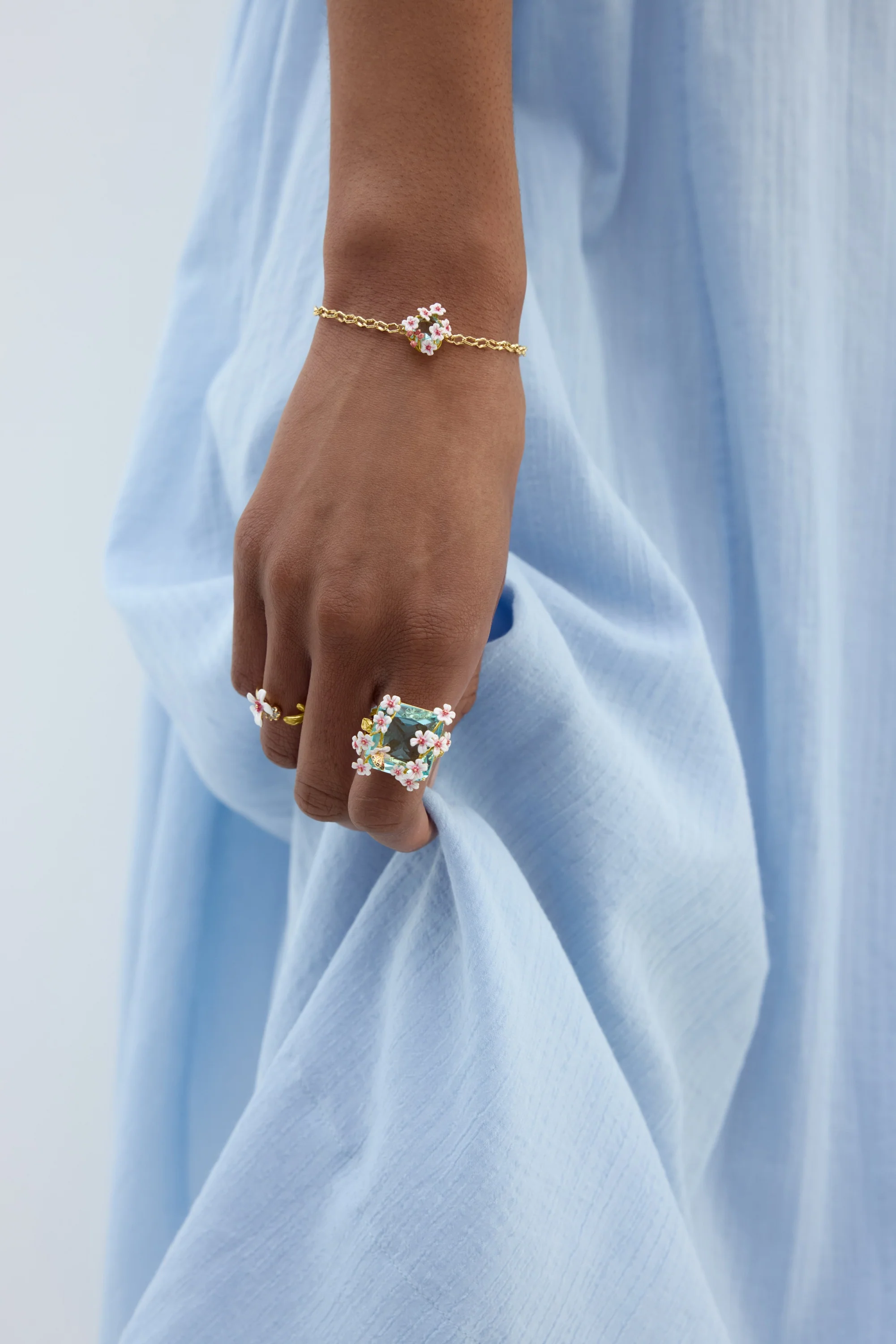 Bracelet pierre ronde facettée bleue et aubépines blanches et roses - Image 2