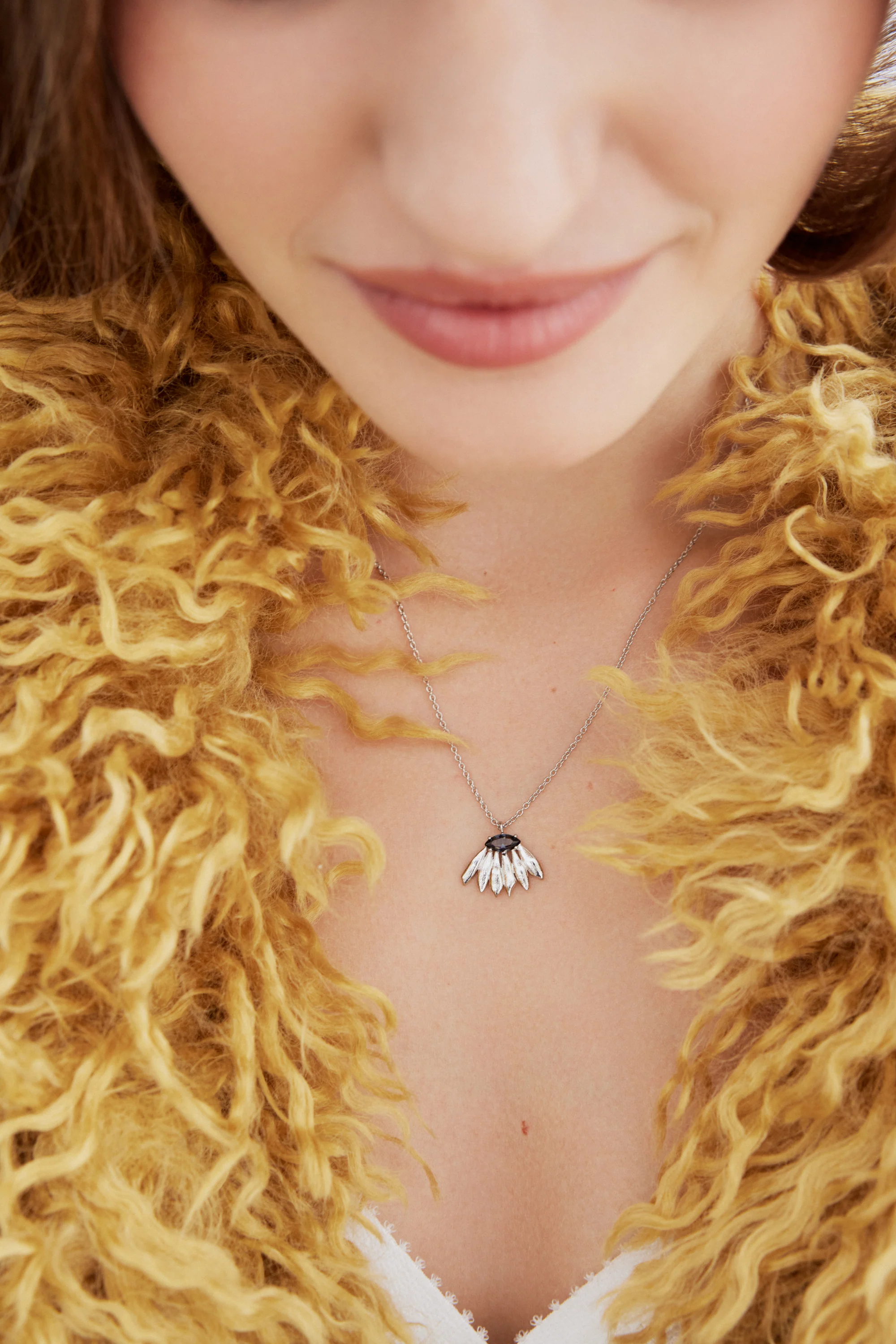 Collier pendentif argenté fleur de tournesol et pierre violette - Image 2