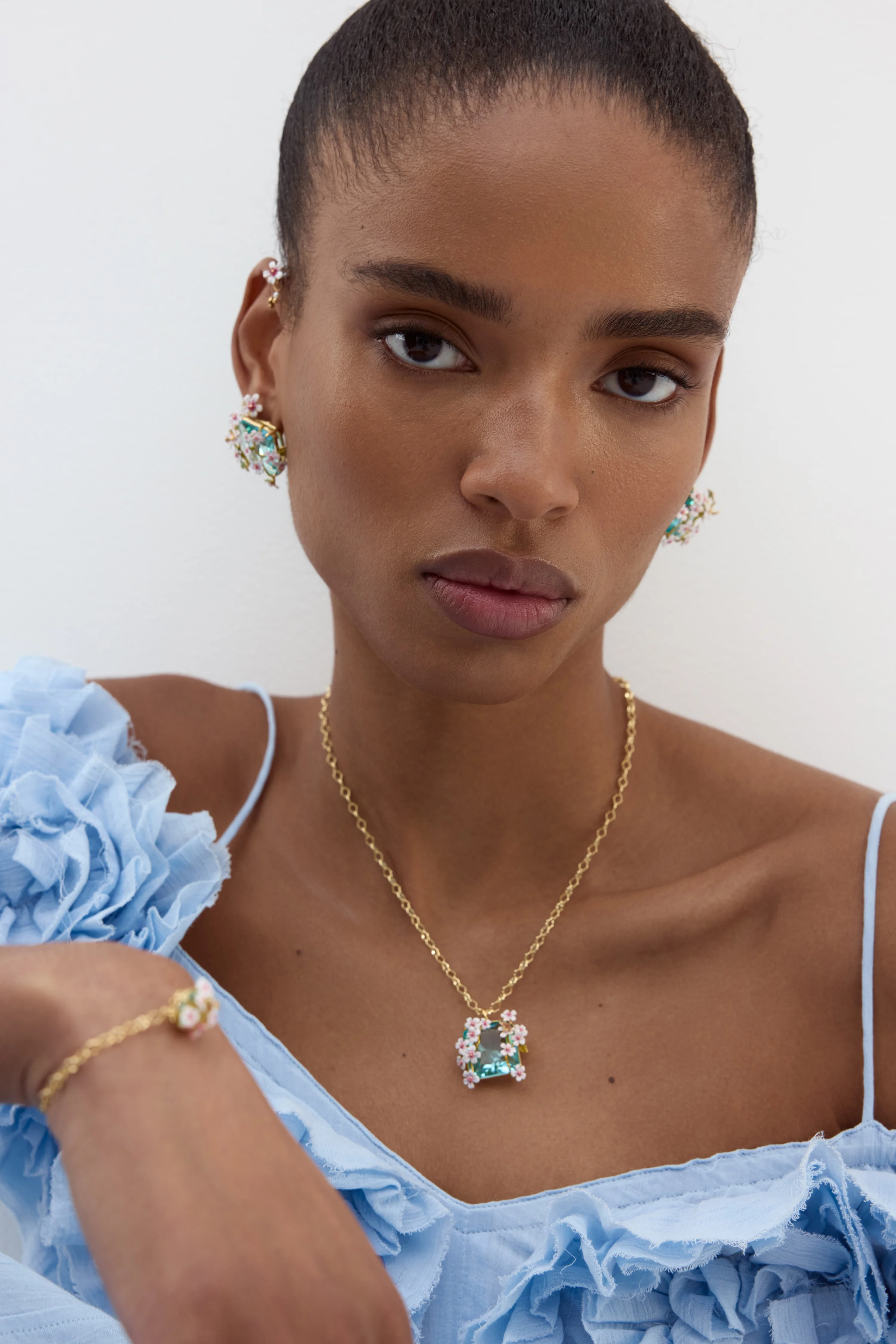Collier pendentif pierre carrée facettée bleue, aubépines blanches et roses et papillon - Image 3