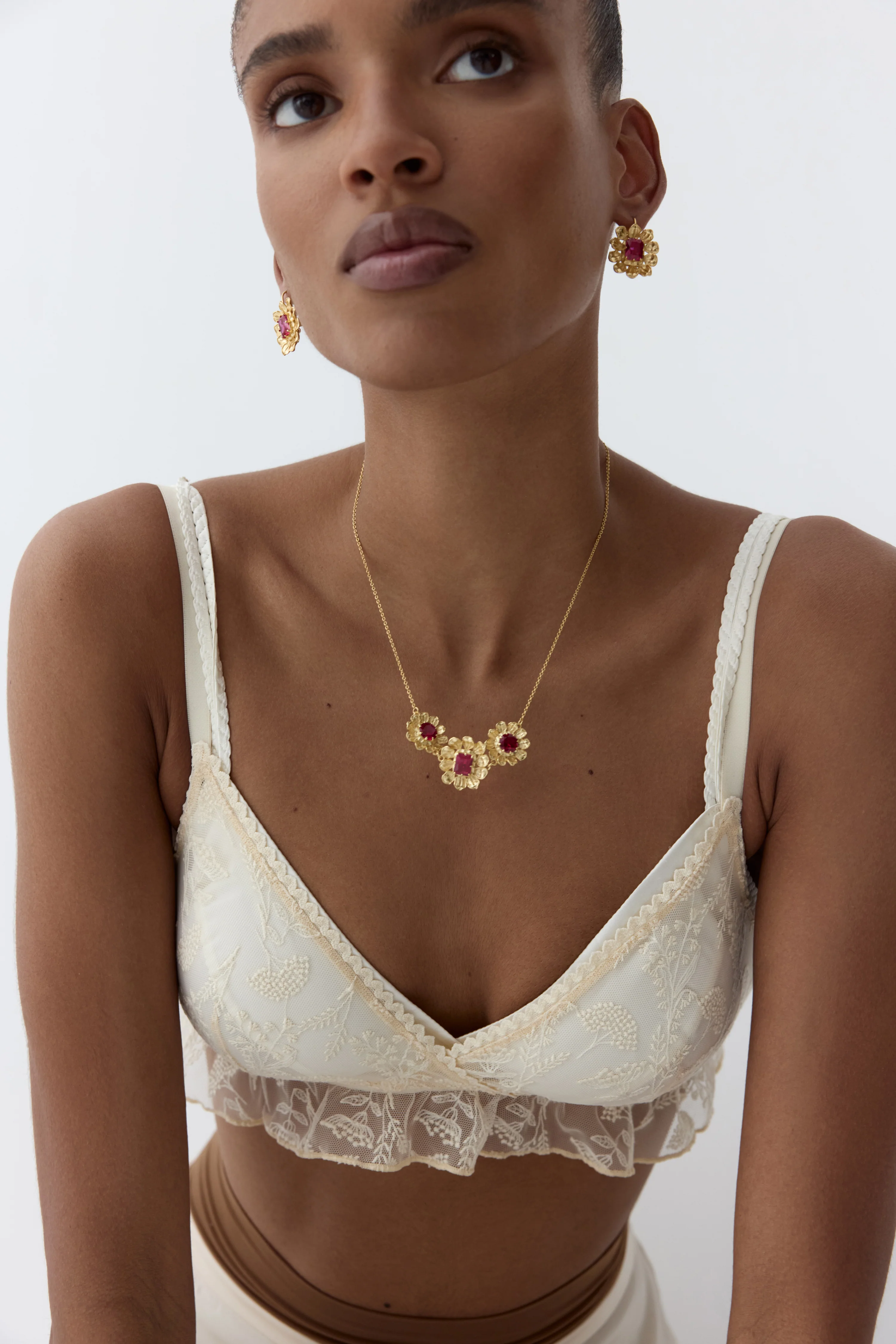 Collier plastron anémones dorées et pierres roses - Image 2