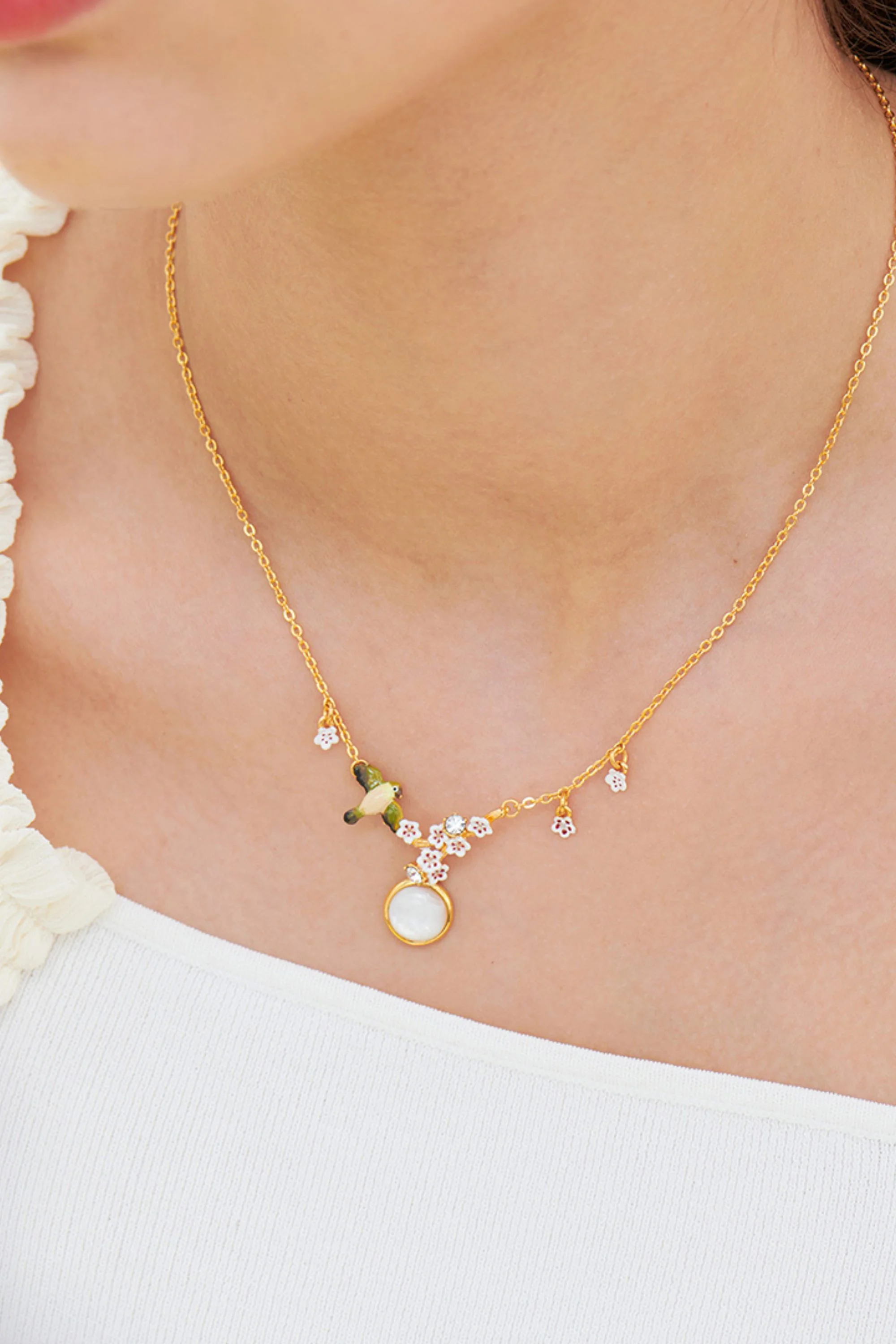 Collier plastron cabochon de nacre, oiseau, fleur de cerisier et cristaux - Image 3