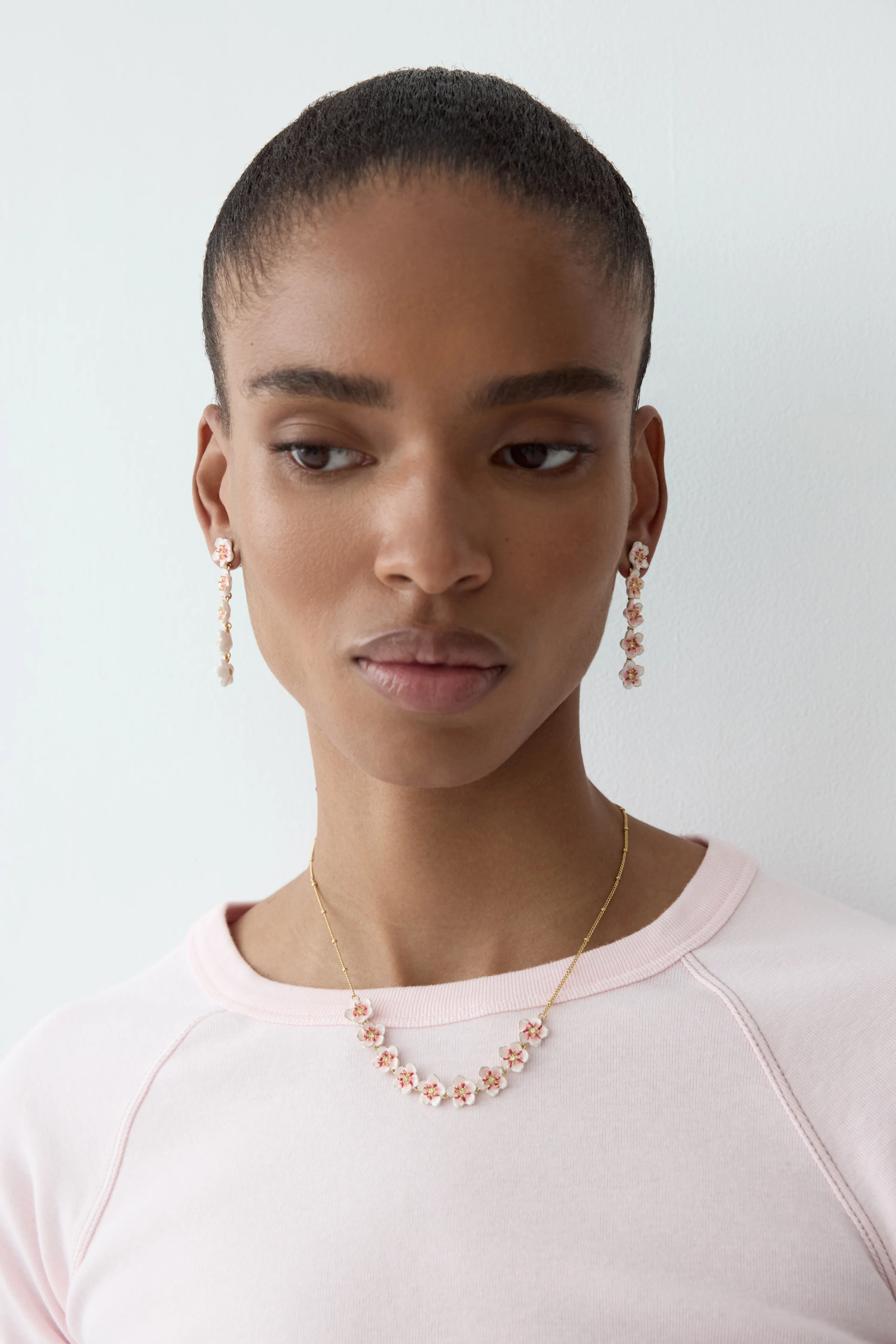 Collier plastron mini fleurs blanches de cerisier - Image 2