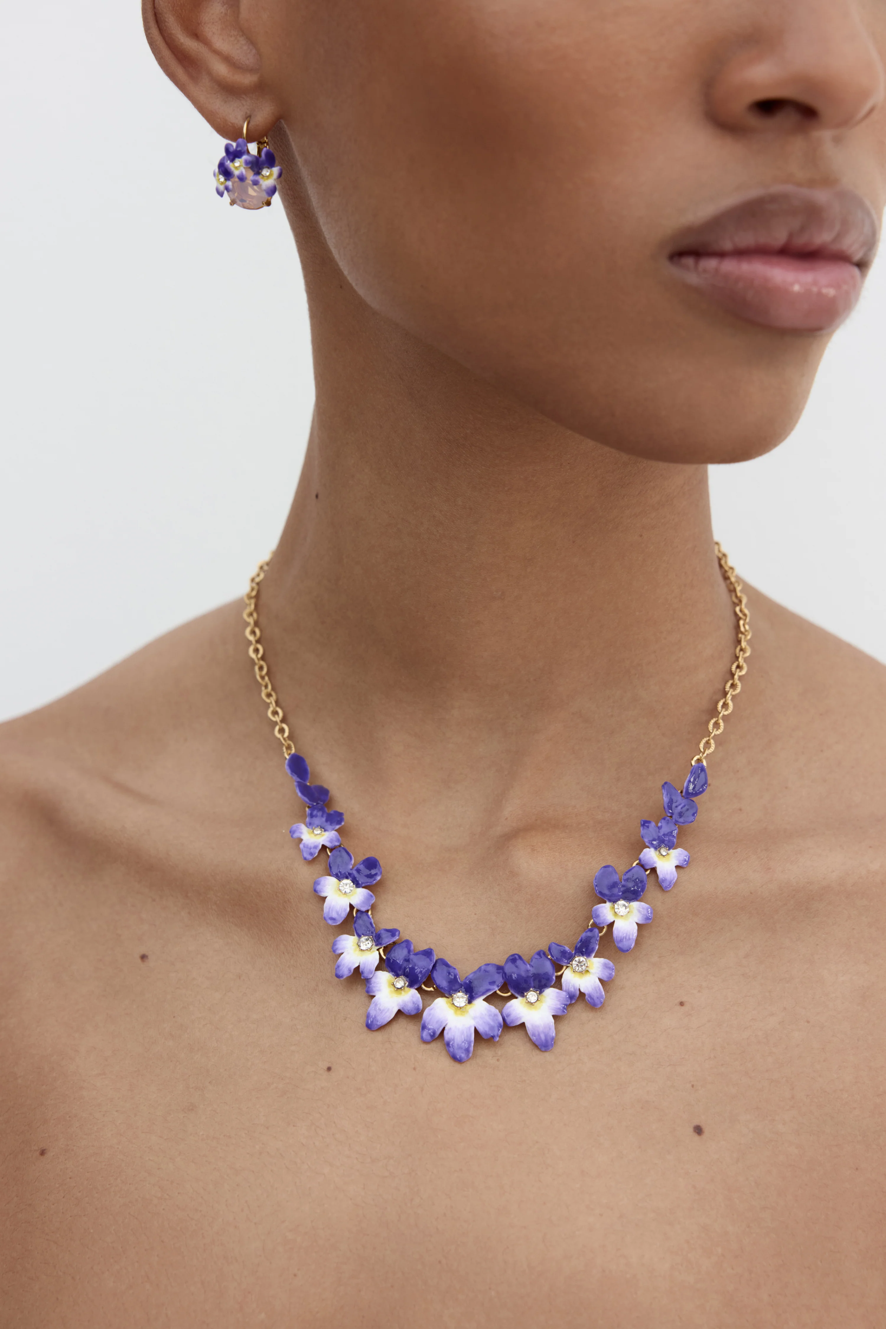 Collier plastron violettes et cristaux facettés - Image 2